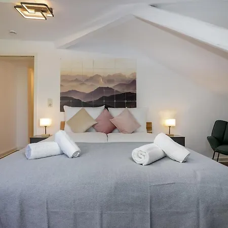 Apartment Geraeumig - 3br - Familienfreundlich - Zentrale Lage - Wlan *