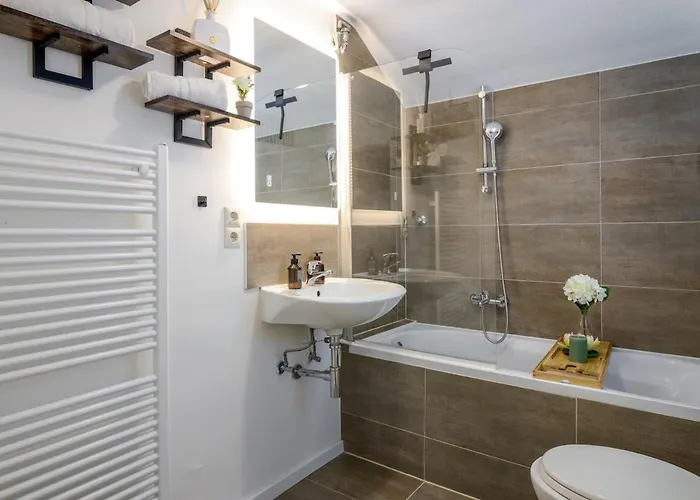 Apartment Geraeumig - 3br - Familienfreundlich - Zentrale Lage - Wlan